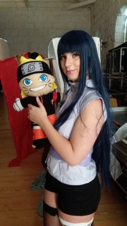 Hinata com o Naruto (peluche que se tornou a substituição de um colega que não conseguiu comparecer)